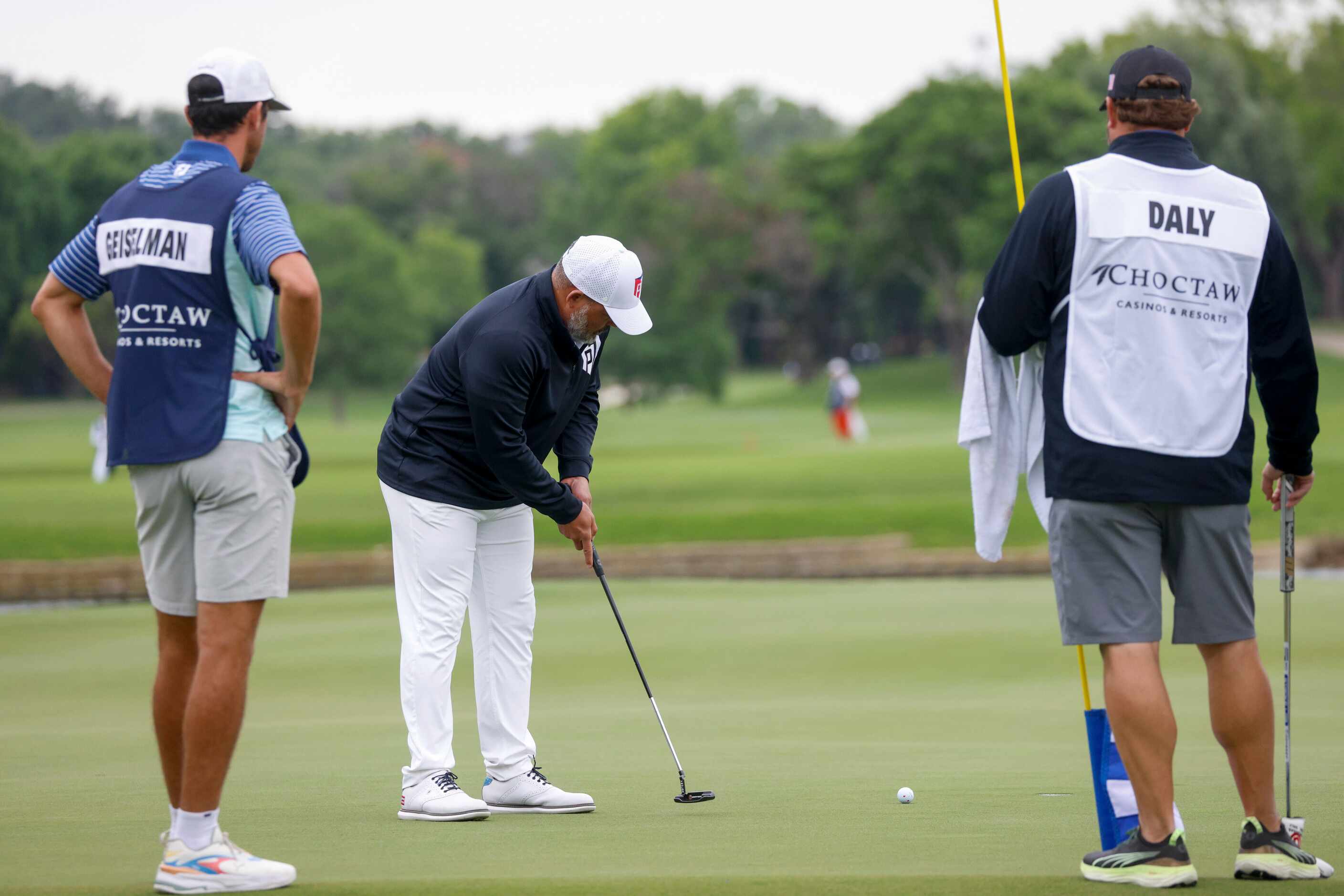 Texas Rangers Hall of Fame catcher Iván “Pudge” Rodríguez putts on the 18th green during the...