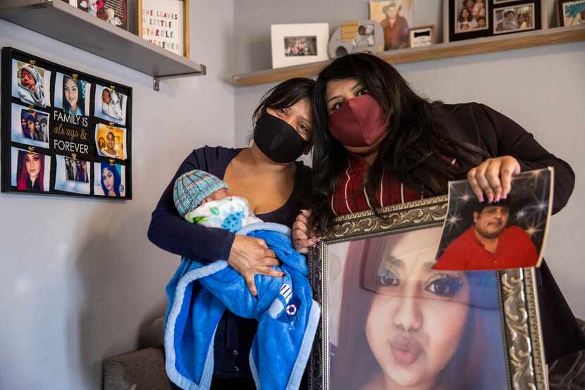 Lucy Palacios (der.) con fotos de su hermana y padre fallecidos, posa para una foto con su...