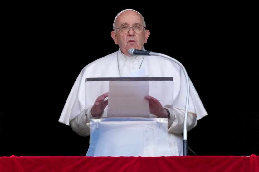 El Papa Francisco ofrece un discurso mientras recita la plegaria de Regina Coeli desde la...