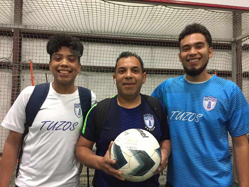 Javier Villeda (centro) junto a sus hijos Kenneth (izq.) y Darío. Foto Carmina Tiscareño, Al...
