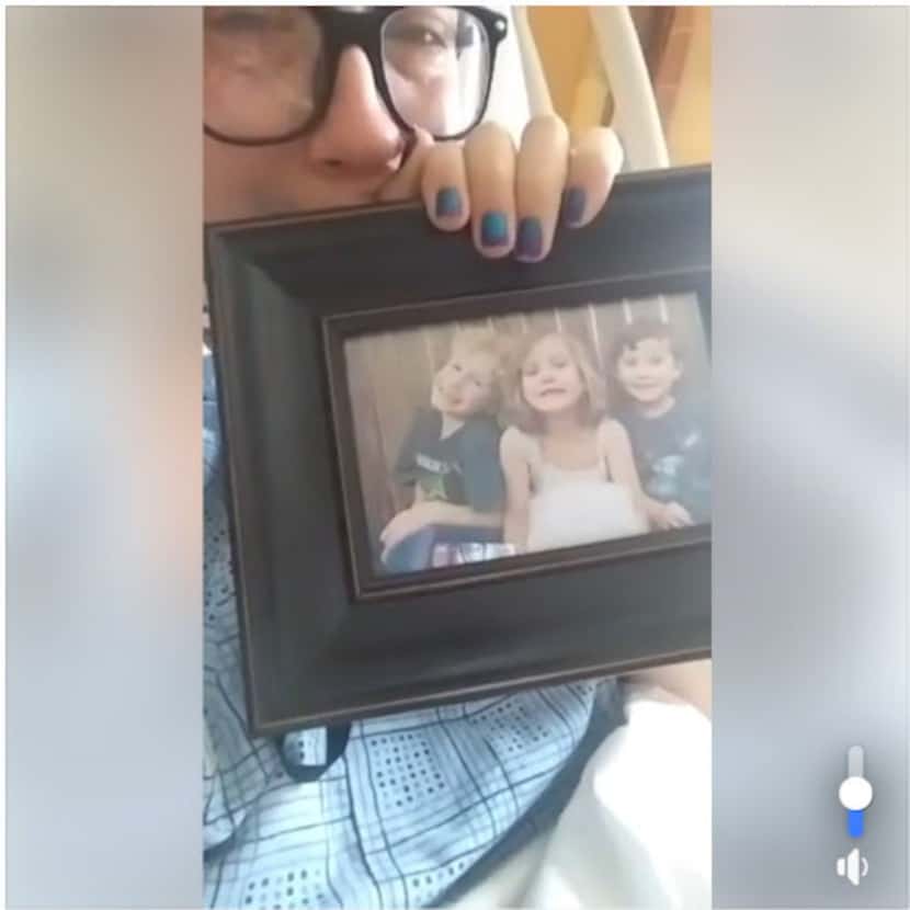 Amanda Lee Simpson muestra las fotos de sus hijos, durante un Facebook Live desde el hospital.