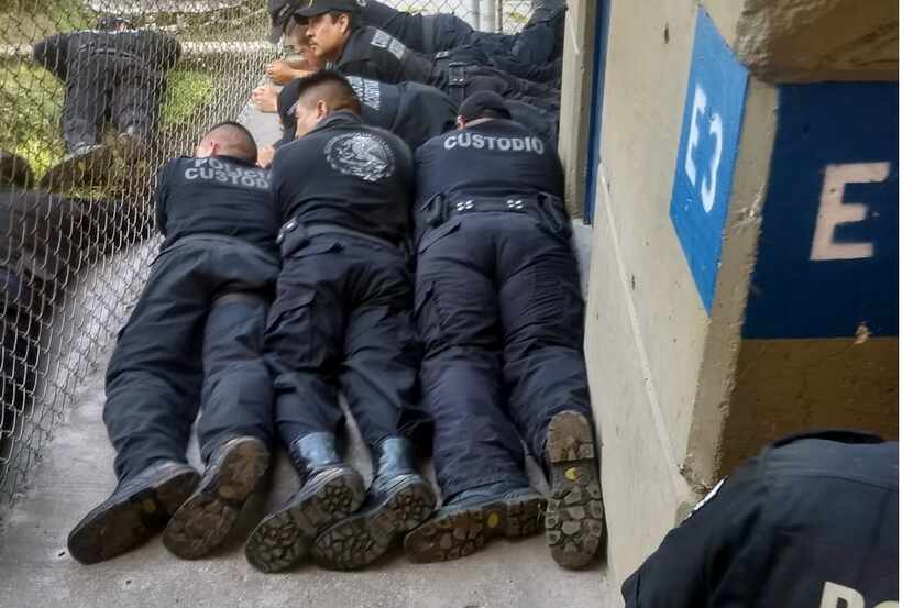 Policías del estado de Morelos tratan de detener un motín en la cárcel de Atlacholoaya el 30...