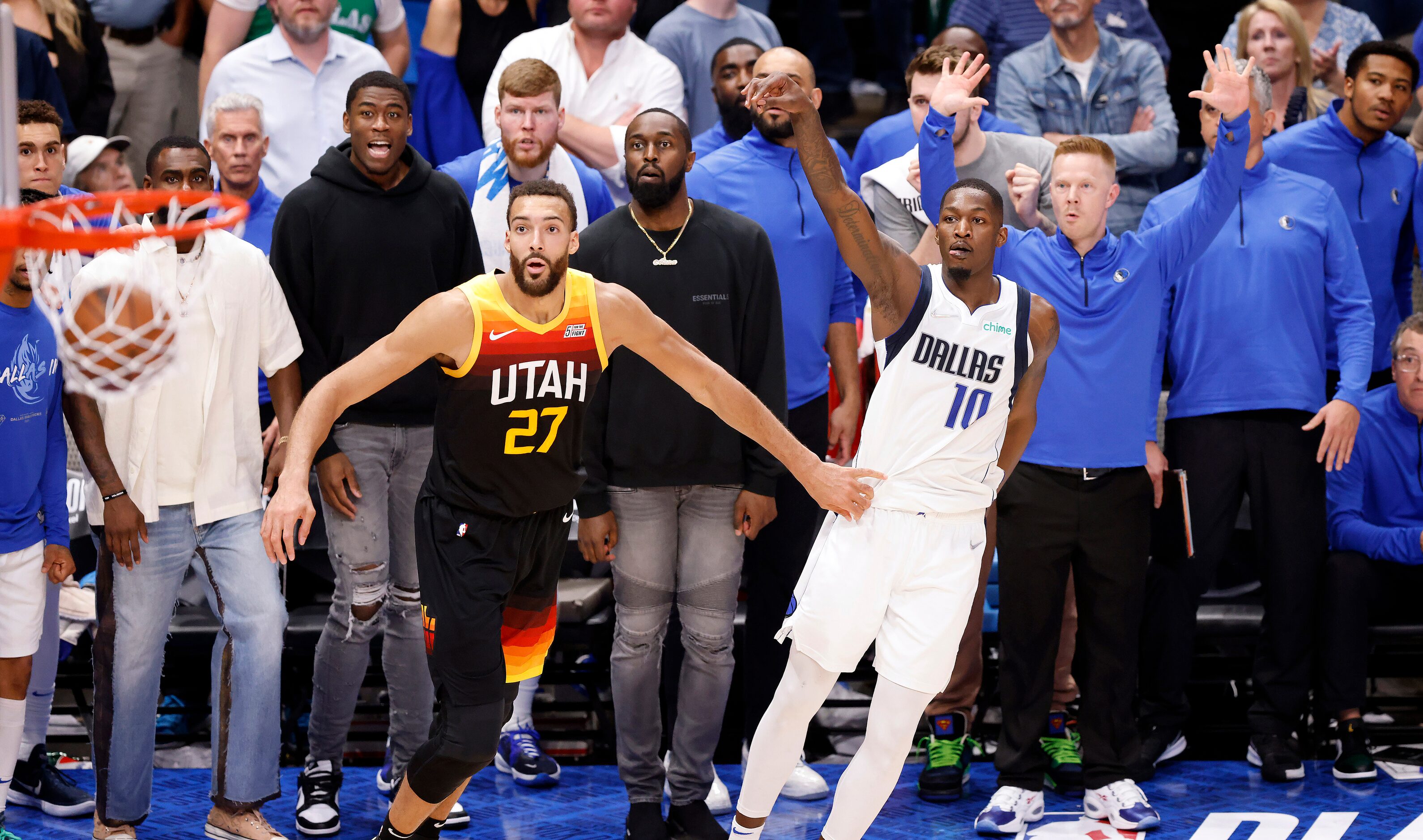 Dallas Mavericks forward Dorian Finney-Smith (10) nails a fourth quarter three-pointer in...