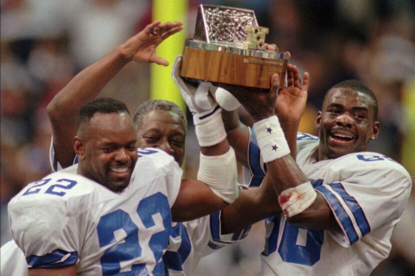  Dallas Cowboys' Emmitt Smith (22) and Michael Irvin hold up the NFC Championship trophy...