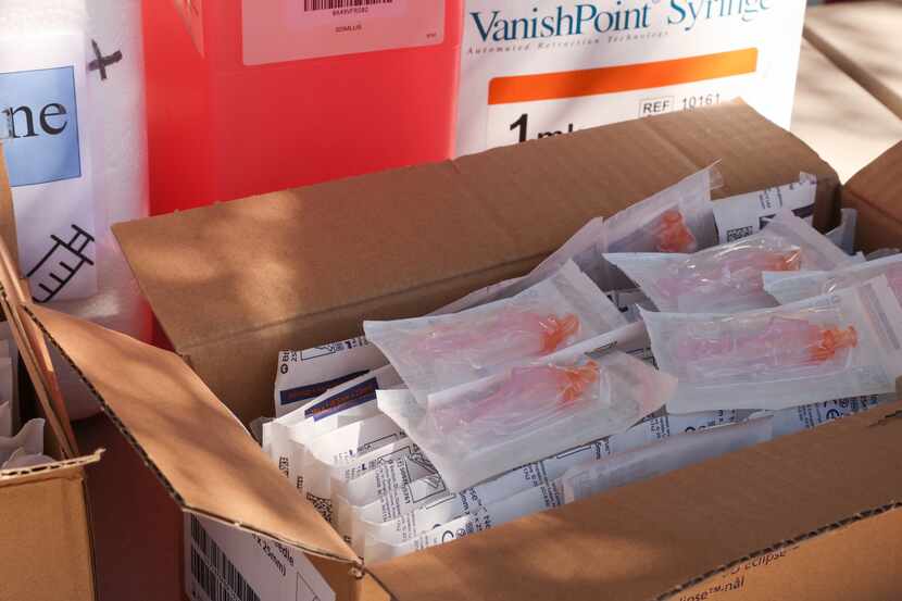 Una caja con jeringas para una clínica móvil de vacunación contra la gripe en Grand Prairie...