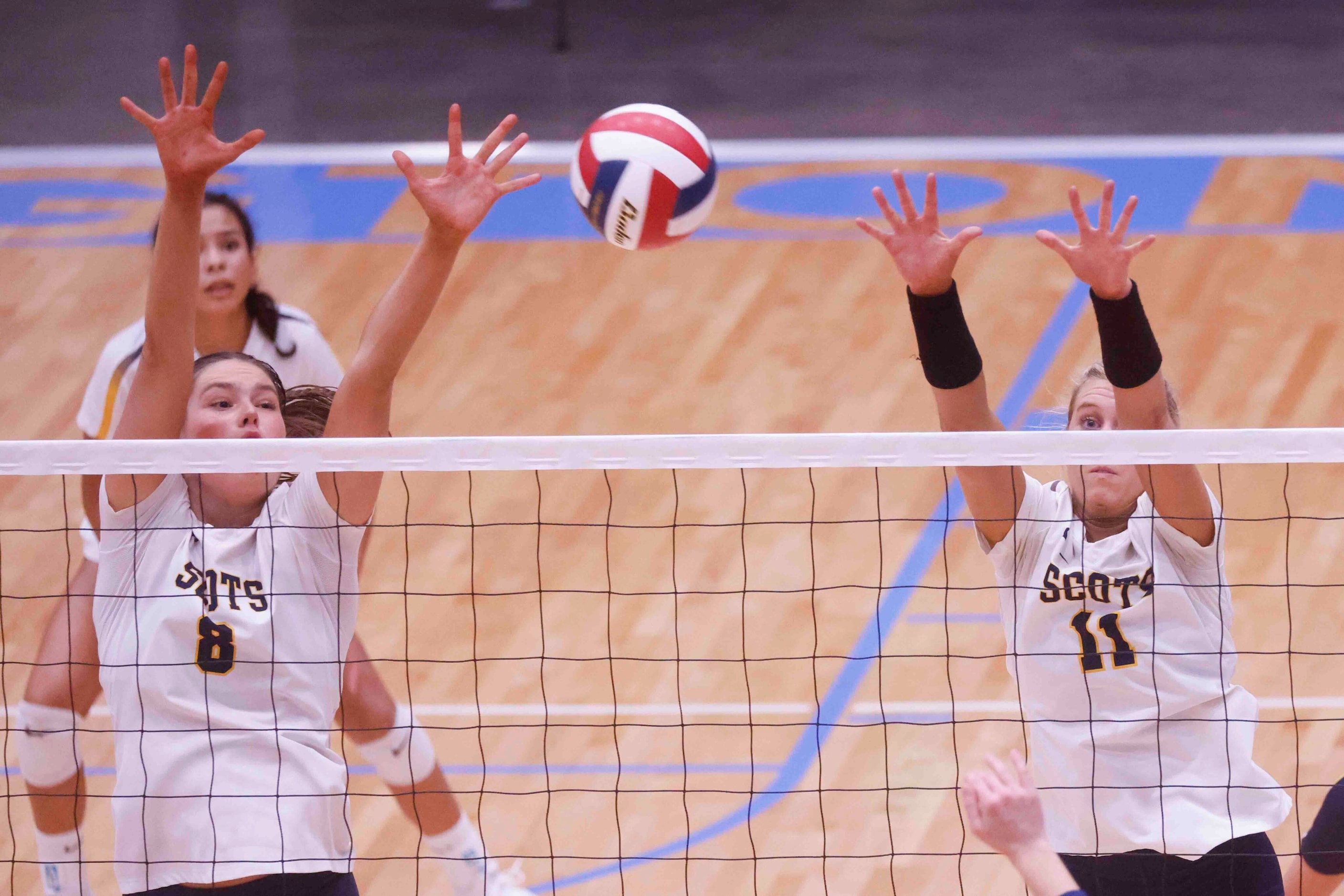 Highland Park’s Sydney Breon (11) and Ceci Gooch (8) attempts to block against Flower Mound...