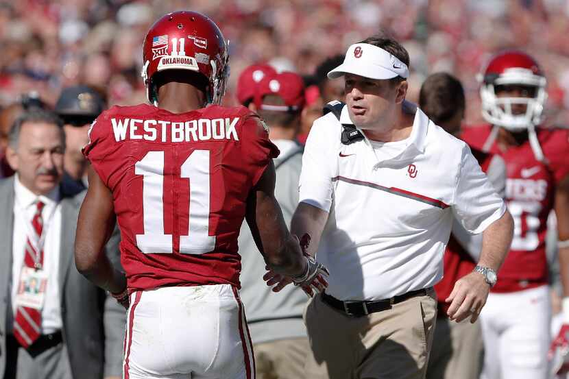 Oklahoma wide receiver Dede Westbrook (11) and head coach Bob Stoops react after Westbrook's...