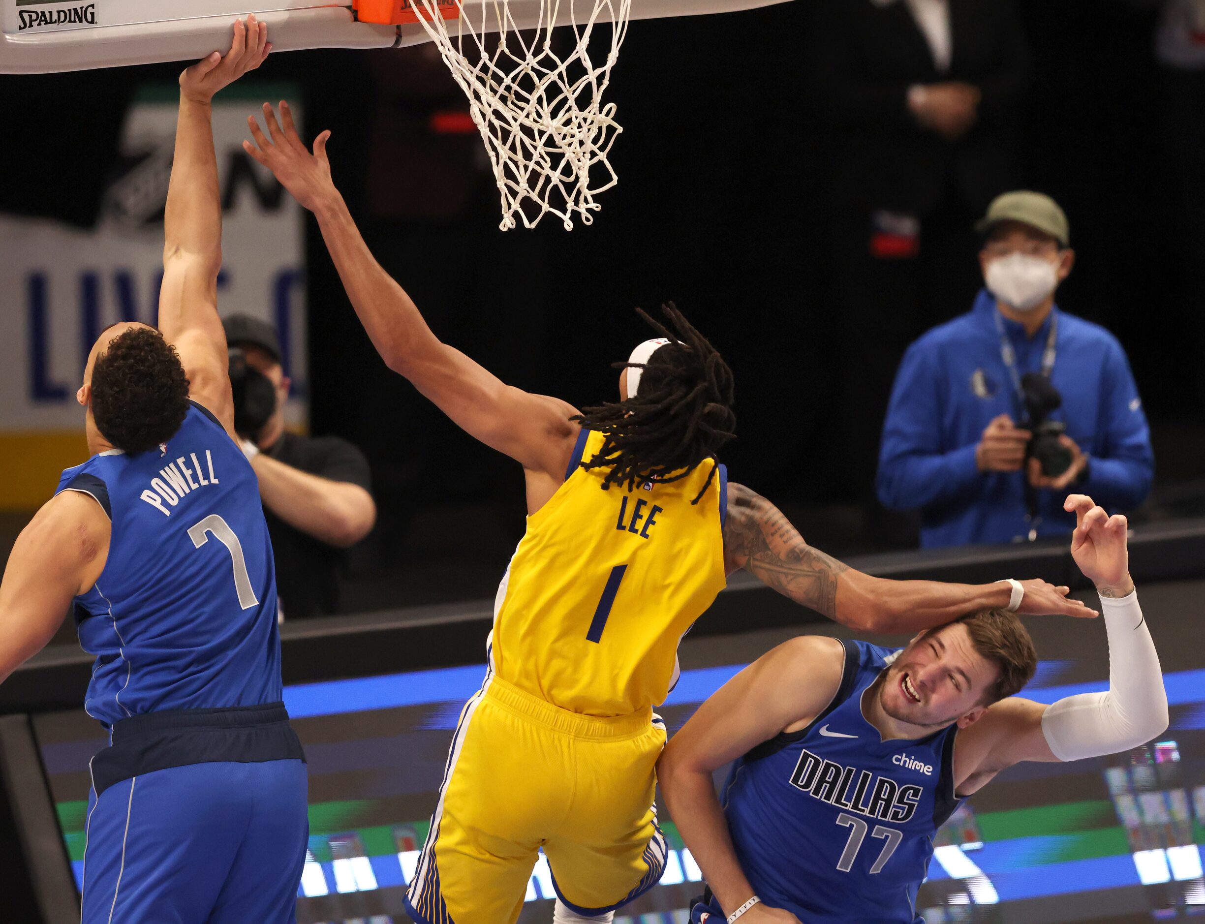 Golden State Warriors guard Damion Lee (1) shoots and falls towards Dallas Mavericks guard...