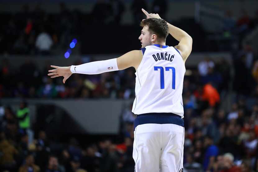 El jugador de los Dallas Mavericks, Luka Doncic, da indicaciones durante el partido de su...