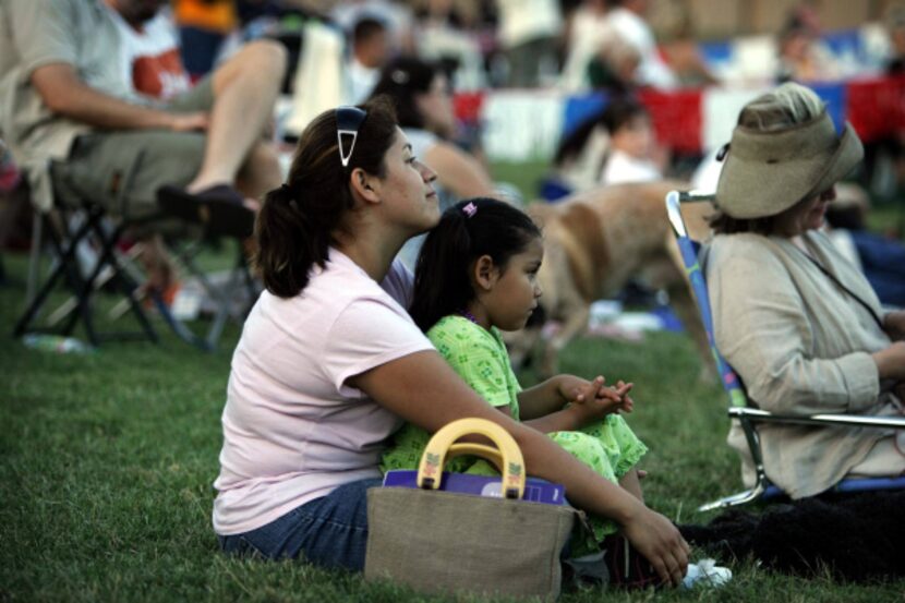 Tania Argüello (left) and her daughter Leonela Argüello, 4, both of Dallas, watch the Dallas...