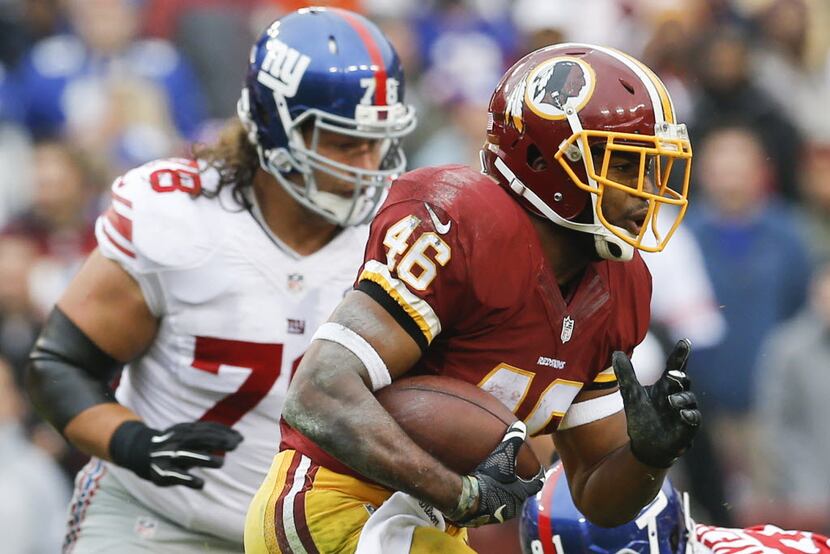  Redskins running back Alfred Morris (46) carries the ball past New York Giants defensive...
