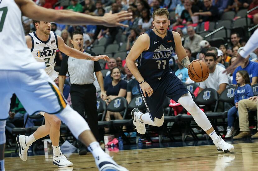 Dallas Mavericks forward Luka Doncic (77) drives to the basket during the second half a game...