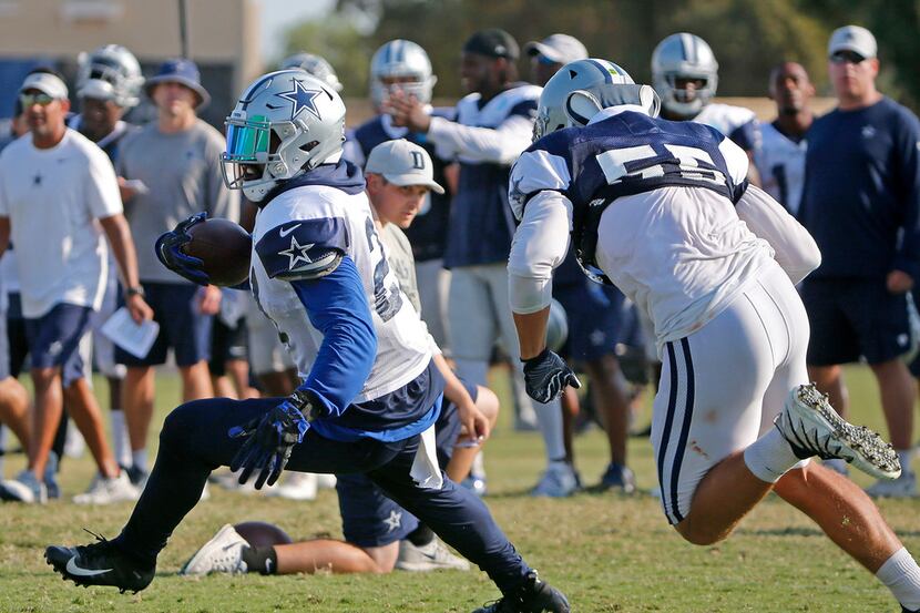 Dallas Cowboys running back Ezekiel Elliott (21) outruns linebacker Leighton Vander Esch...