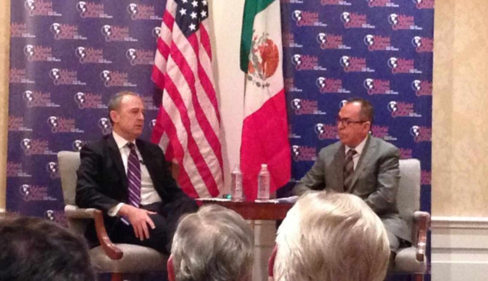 El ex embajador de México en Estados Unidos Arturo Sarukáhn (izq.) habla en una conferencia...