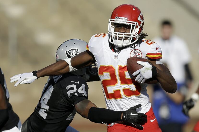 Kansas City Chiefs running back Jamaal Charles (25) runs against Oakland Raiders cornerback...