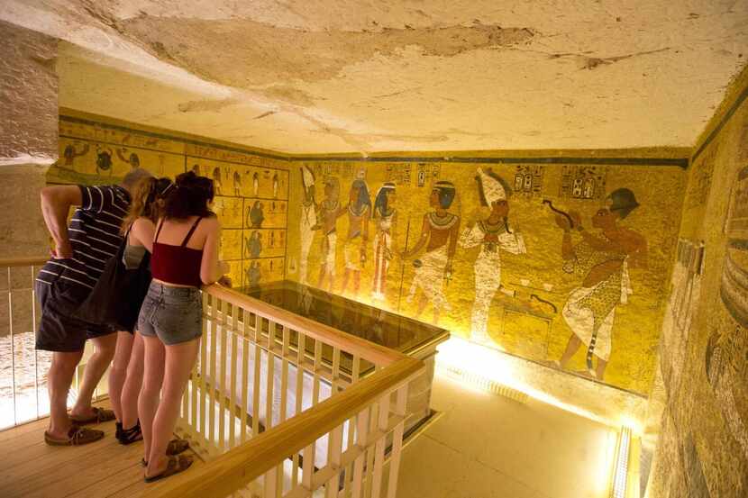 Un grupo de turistas en la tumba de Tutankamón. Los arqueólogos, creen que la tumba es solo...