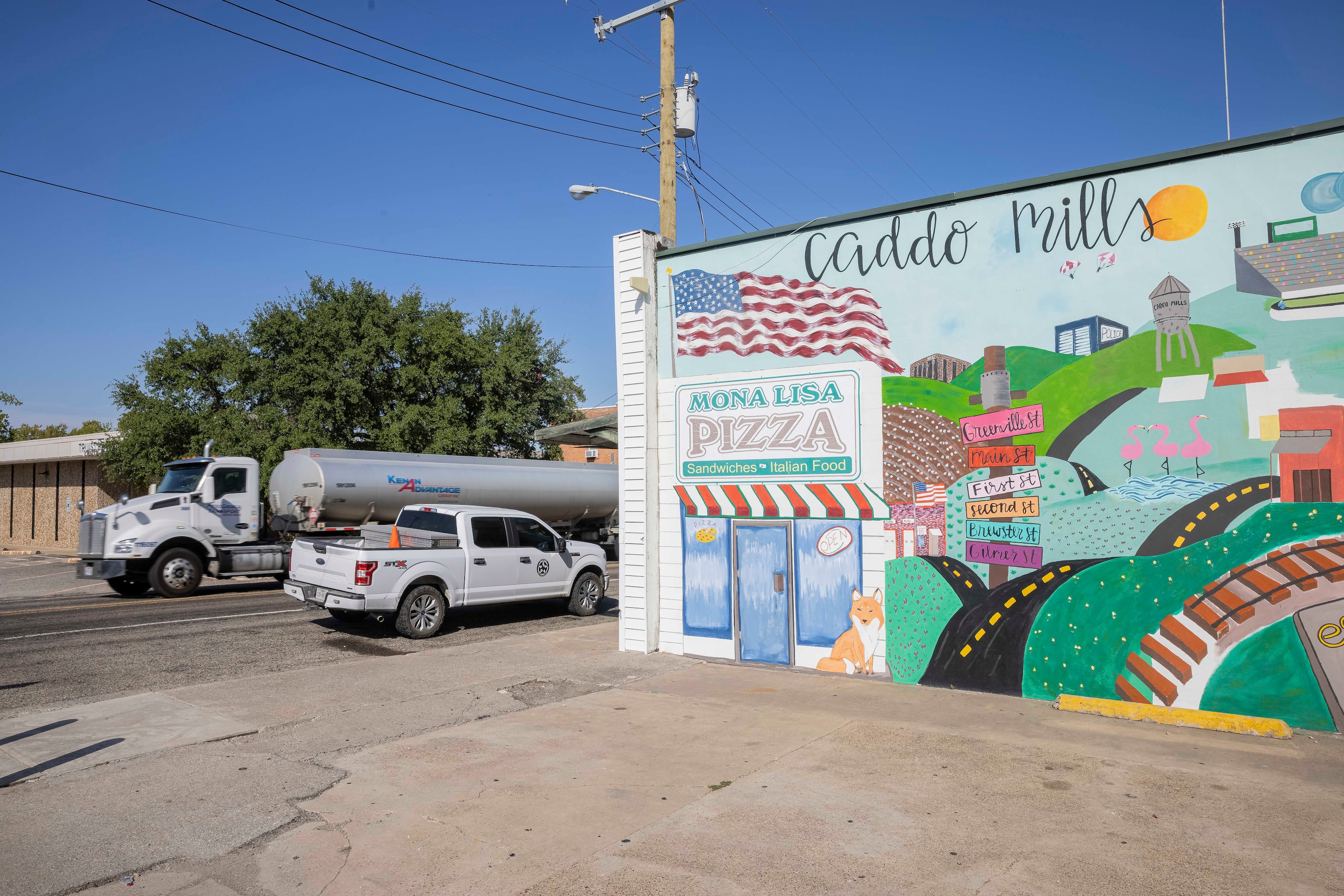 A mural on the side of Mona Lisa Pizza in Caddo Mills.