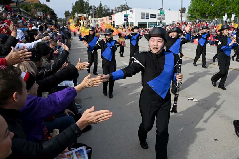 Integrantes de la banda All Gifu Honor Green de Japón saludan al público en el 134o Desfile...