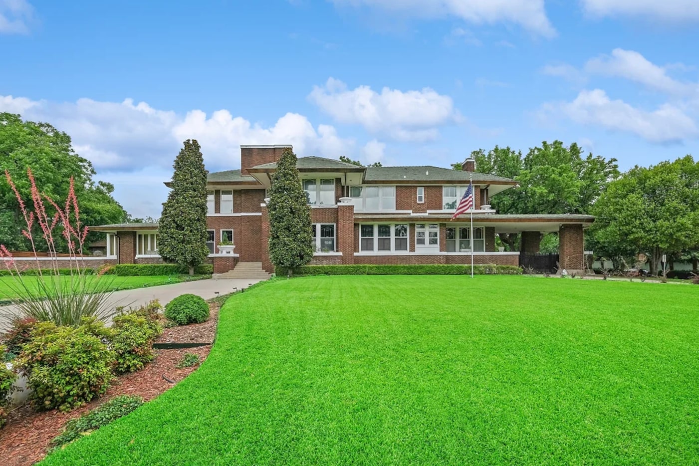 Prairie-style home with green lawn