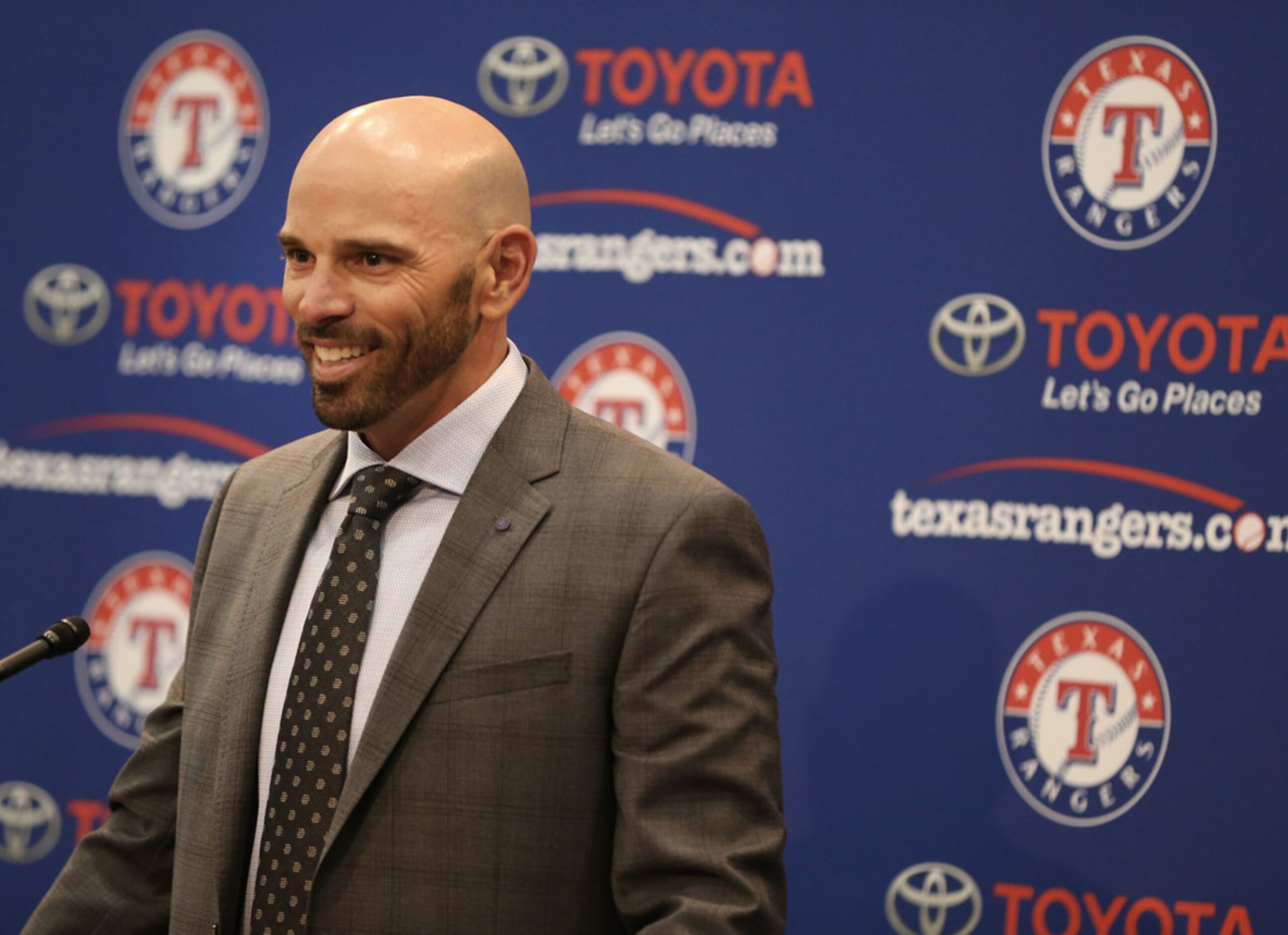 Texas Rangers' new manager Chris Woodward speaks during a press conference announcing his...