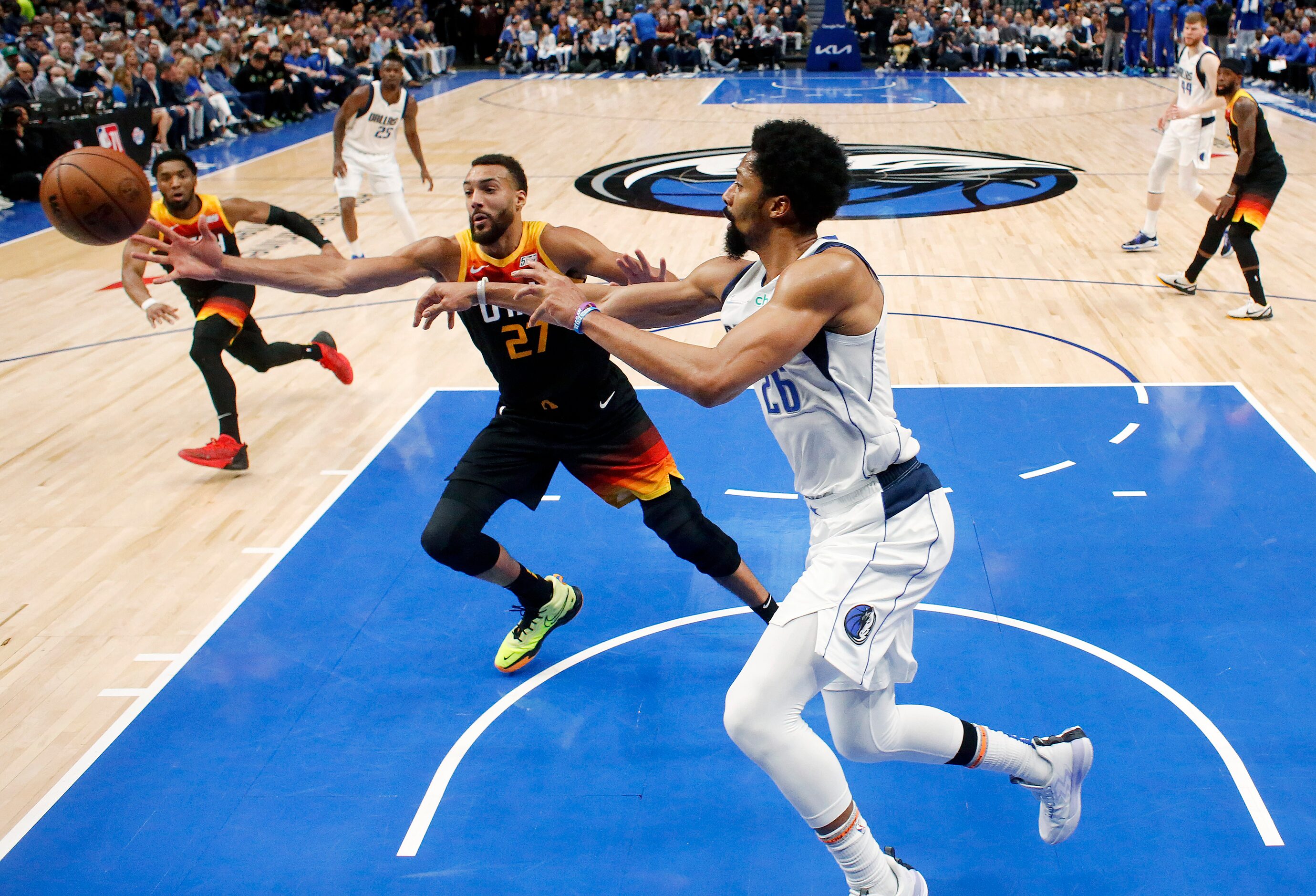 Dallas Mavericks guard Spencer Dinwiddie (26) passes the ball as he crossed the lane against...