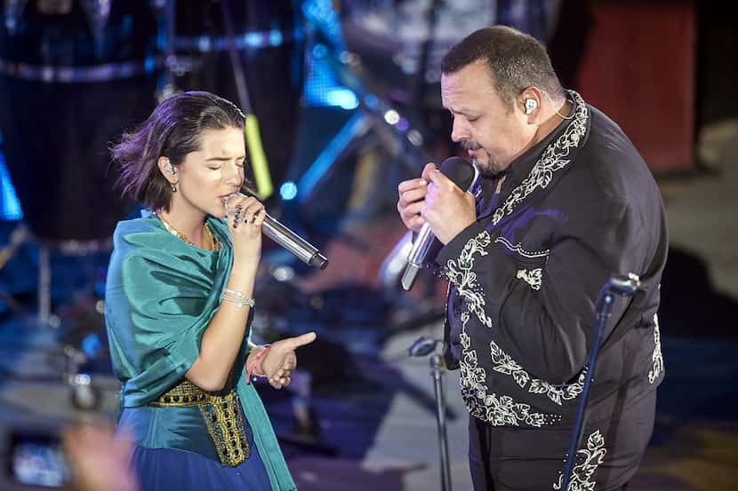 El artista Pepe Aguilar hace dueto con su hija Ángela en el show Jaripeo sin Fronteras, que...
