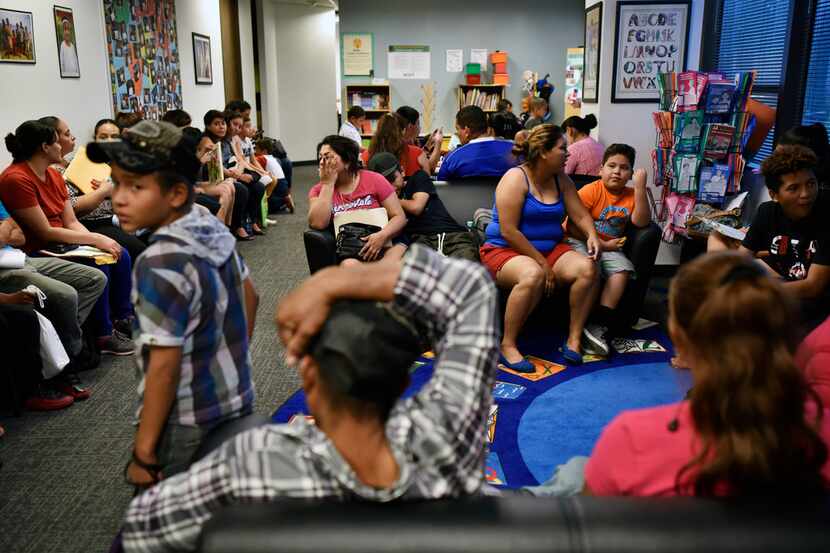 Decenas de familias recién llegadas esperaban para registrarse en el Intake Center del DISD...