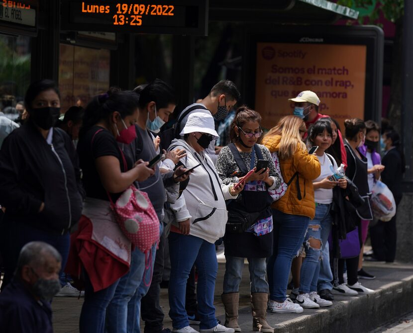 La gente se reúne en la calle luego de un terremoto de magnitud 7,6 en la Ciudad de México,...