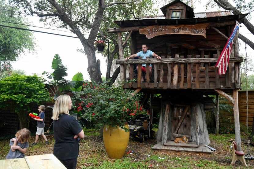 Un médico de emergencias del sur de Texas se auto aísla en la casita del árbol de sus hijos...