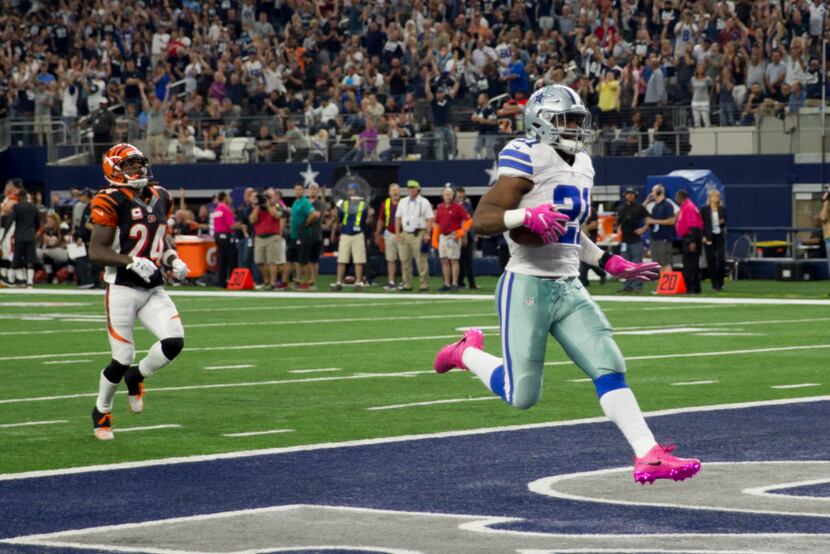 Dallas Cowboys running back Ezekiel Elliott (21) reaches the end zone for a 60 yard touch...