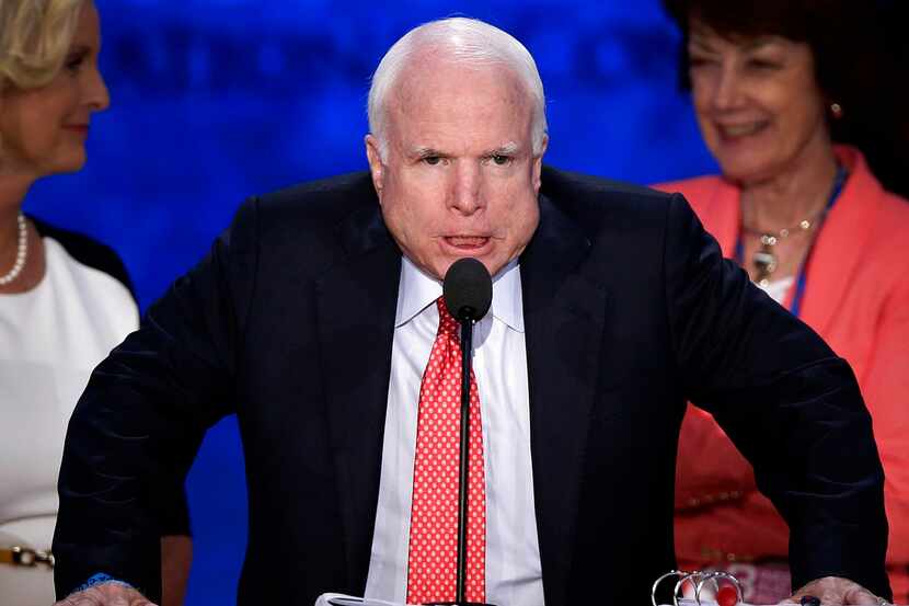 En esta imagen del 29 de agosto de 2012, el senador John McCain se divierte en el podio...
