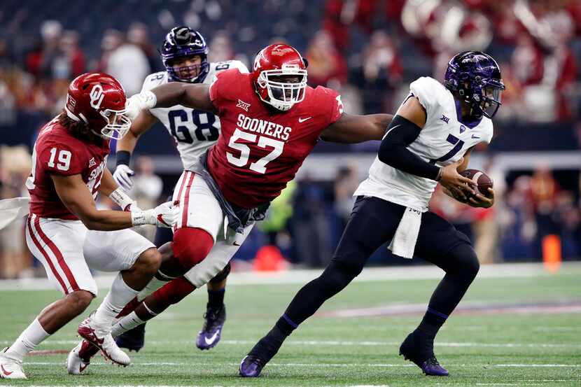 TCU Horned Frogs quarterback Kenny Hill (7) spins away from Oklahoma Sooners defensive...