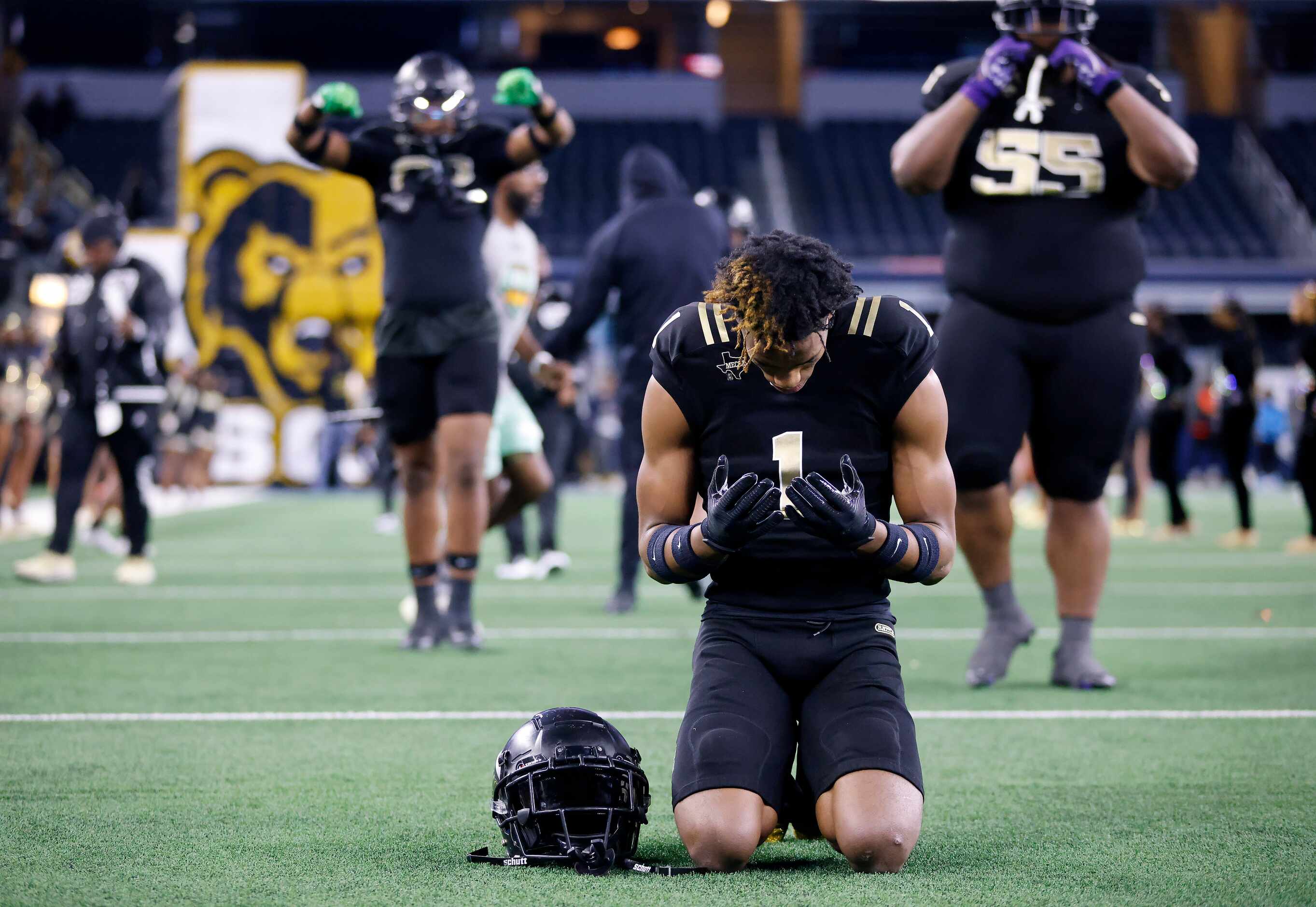 South Oak Cliff defensive back Manny Muhammad (1) kneels and prays before their Class 5A...