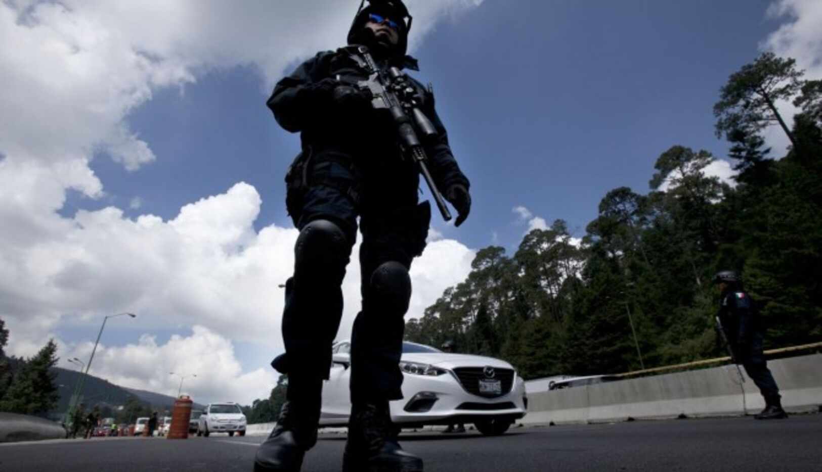Un agente federal patrulla un retén al oeste de la Ciudad de México. Las autoridades...