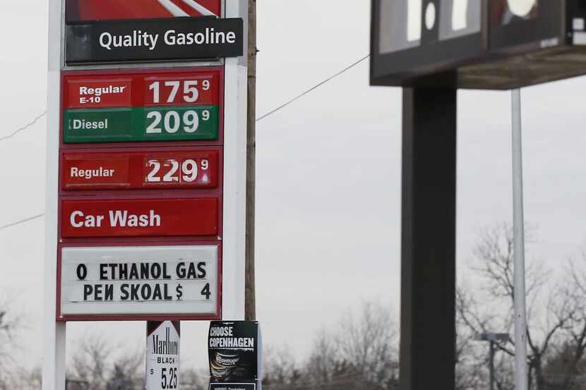 El precio de la gasolina ha estado aumentando en las últimas semanas. (AP/SUE OGROCKI)
