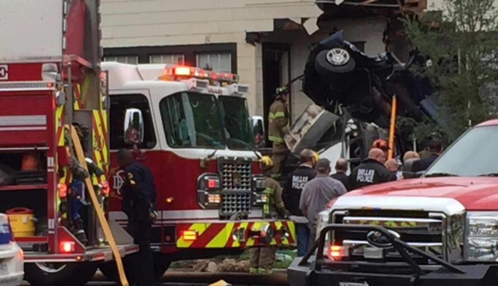 Una camioneta SUV terminó contra la pared de unos departamentos luego de un choque en...