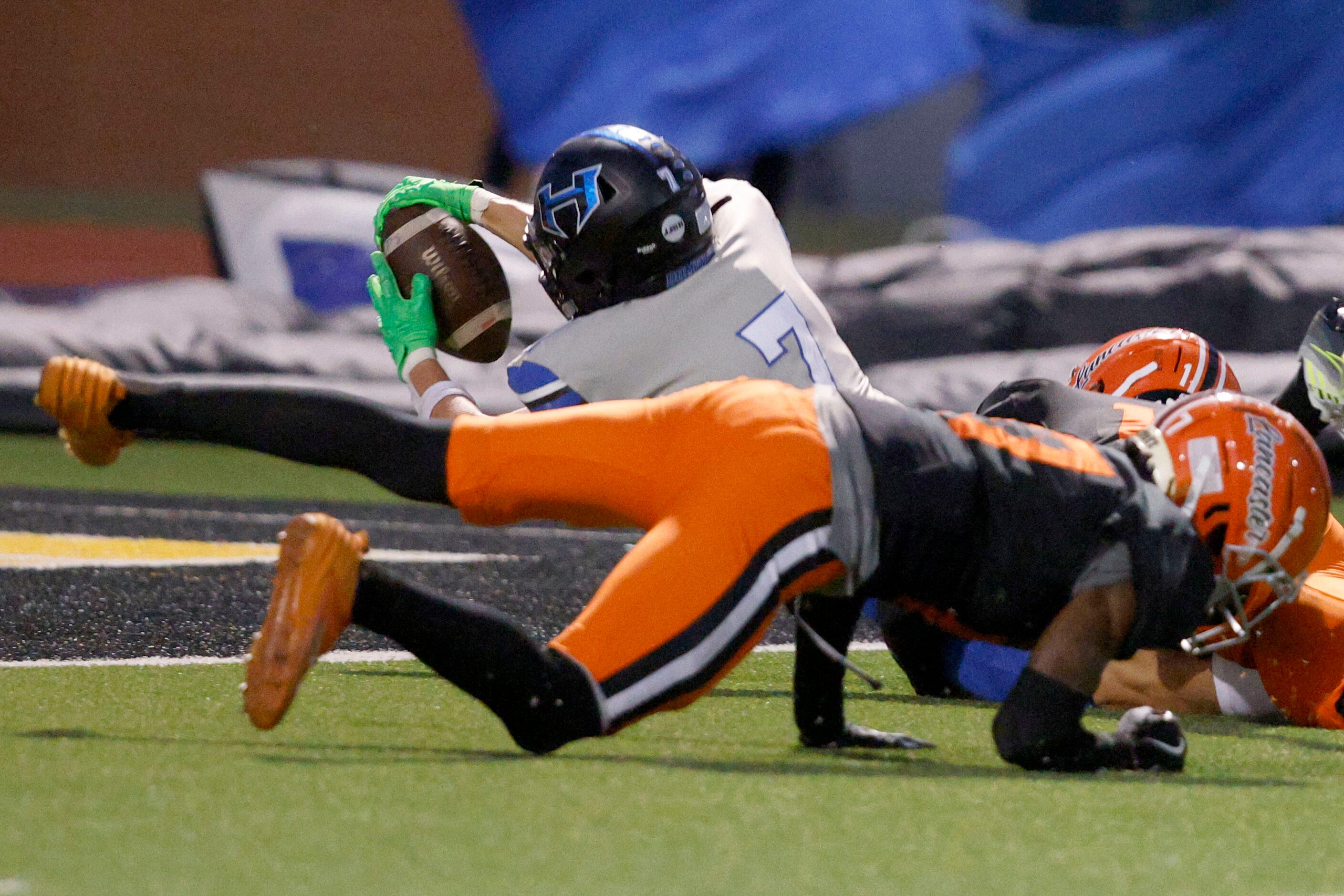 Hebron’s Tyler Hoke (7) scores a touchdown over Lancaster’s Kainen Jones (17), foreground...