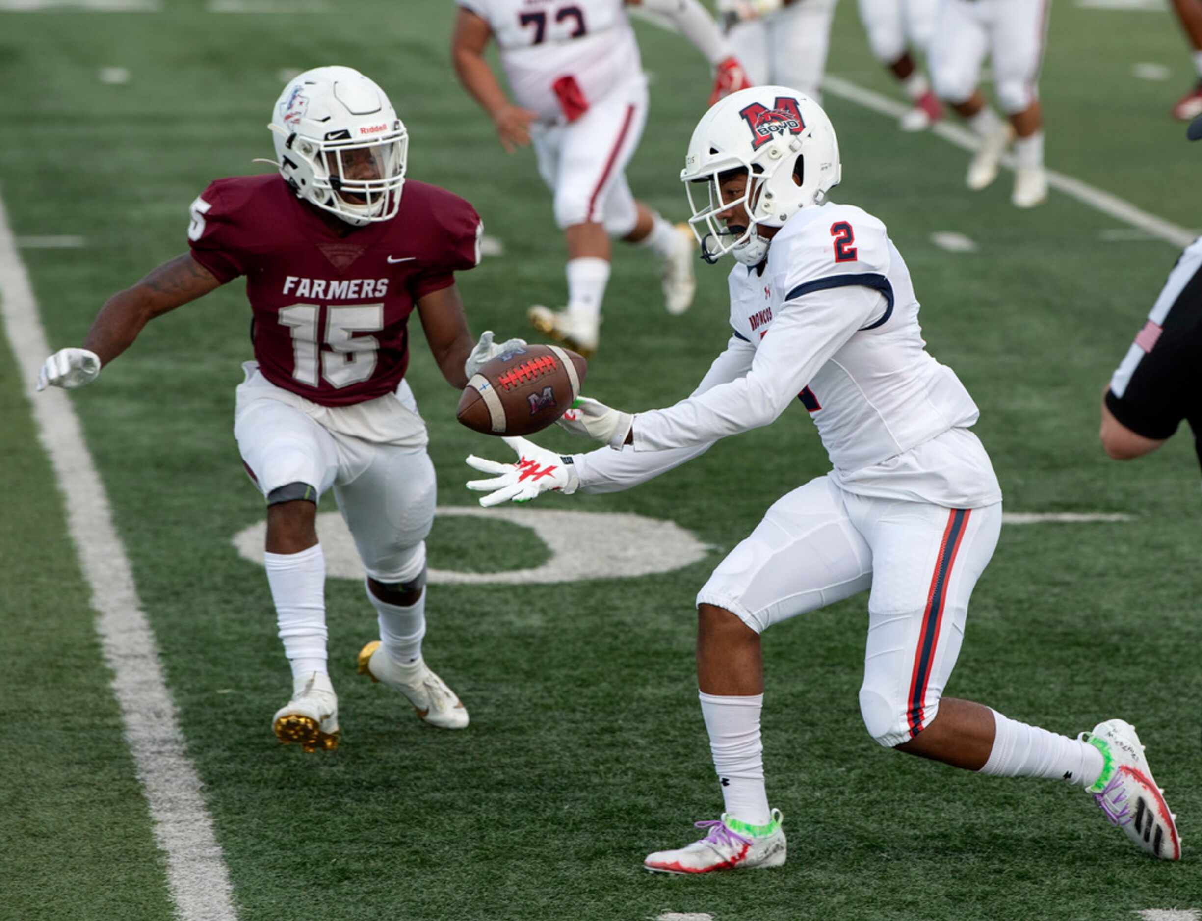 McKinney Boyd senior running back Ja Tyler Shaw (2) tries to corral a pass as Lewisville...