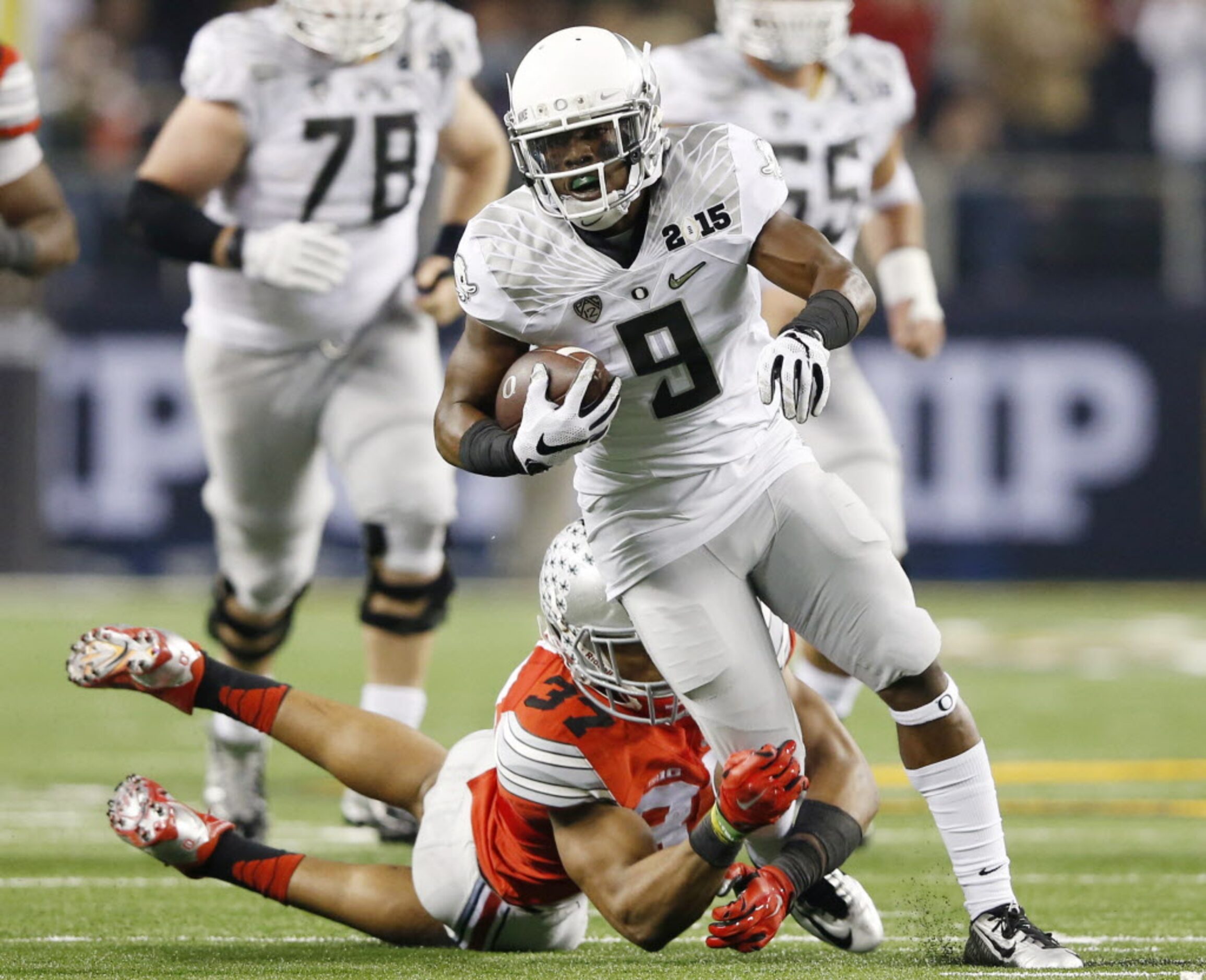 Oregon Ducks running back Byron Marshall (9) runs up the field as Ohio State Buckeyes...