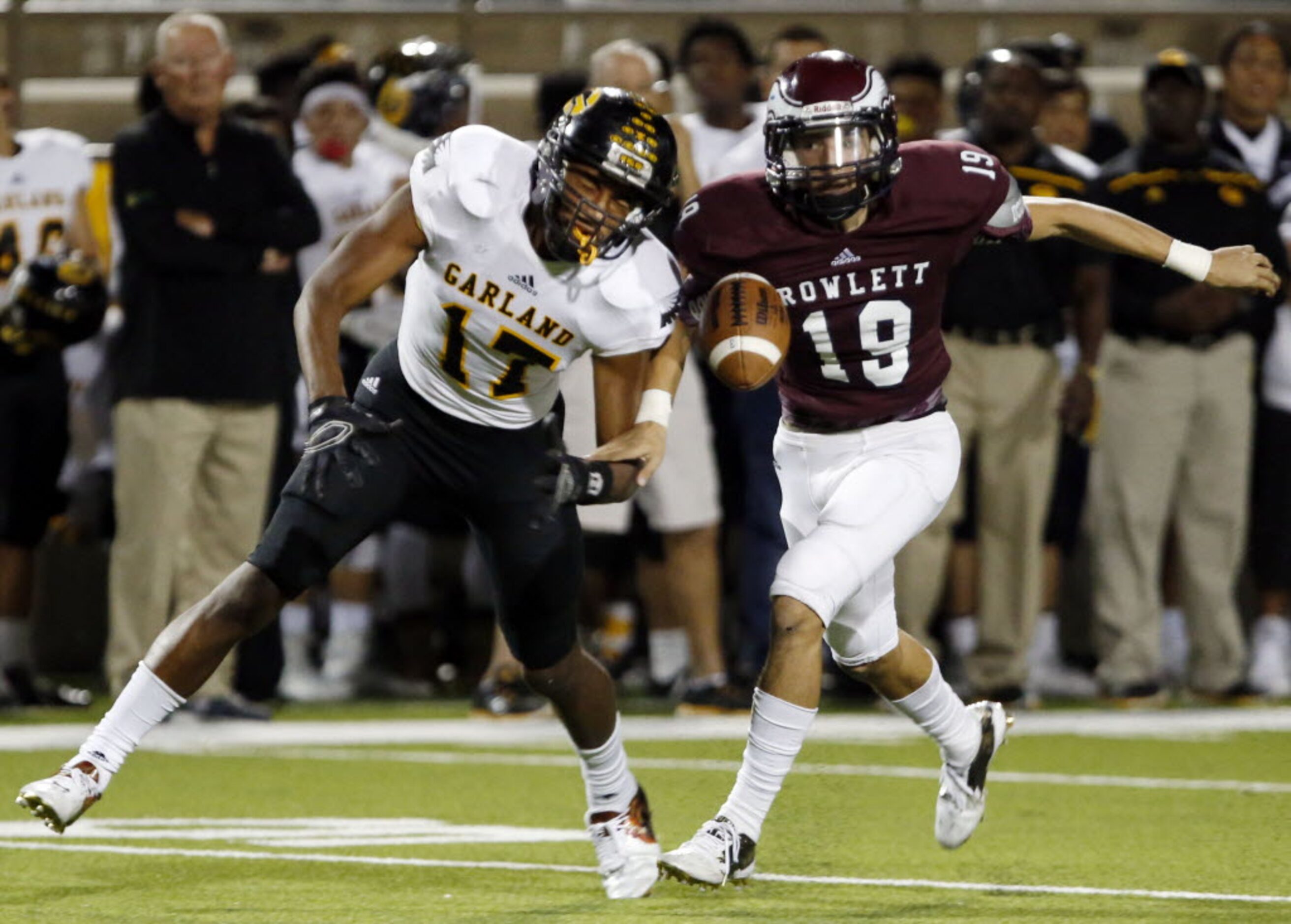 (TXHSFB) Garland's Melvin Loveless (17) and Rowlett's Dylan Bauer (19) battle for a pass...