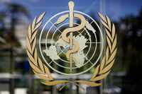 El logotipo de la Organización Mundial de la Salud visto en la sede de la OMS en Ginebra,...