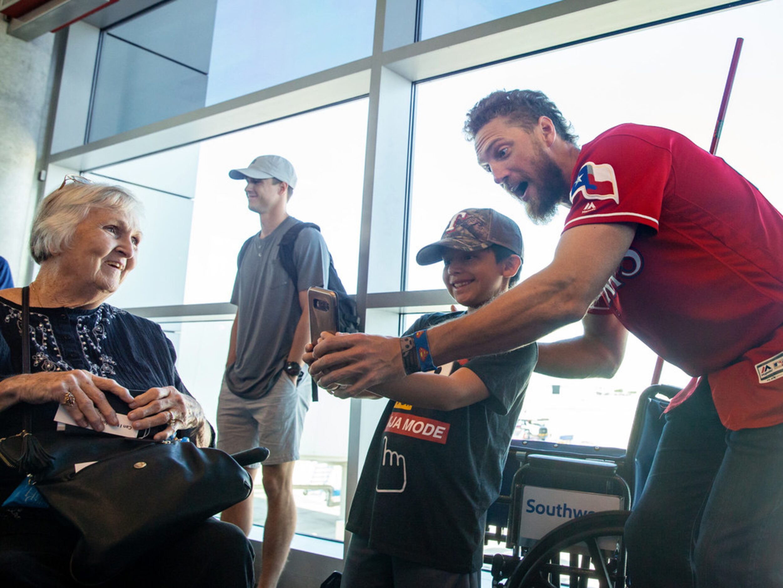 Texas Rangers right fielder Hunter Pence (right) takes a photograph with Eli NuÃ±ez, 8...