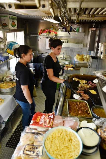 Dariela Cuadrado (izq.), prepara comida junto a su asistente Fabiola Sánchez, en el food...