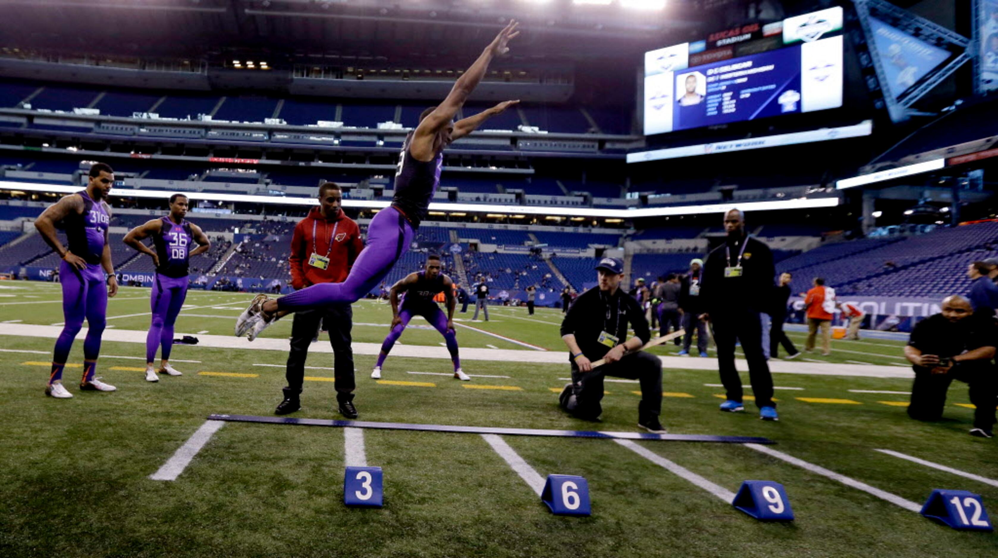 Byron Jones' guide to breaking records and rising up NFL draft boards -  Sports Illustrated