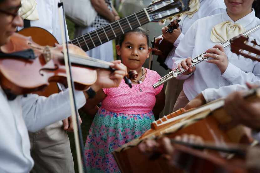 Dulcemaría Carlo, de 7 años, acompaña al Mariachi Juvenil San Juan Diego, integrado por...
