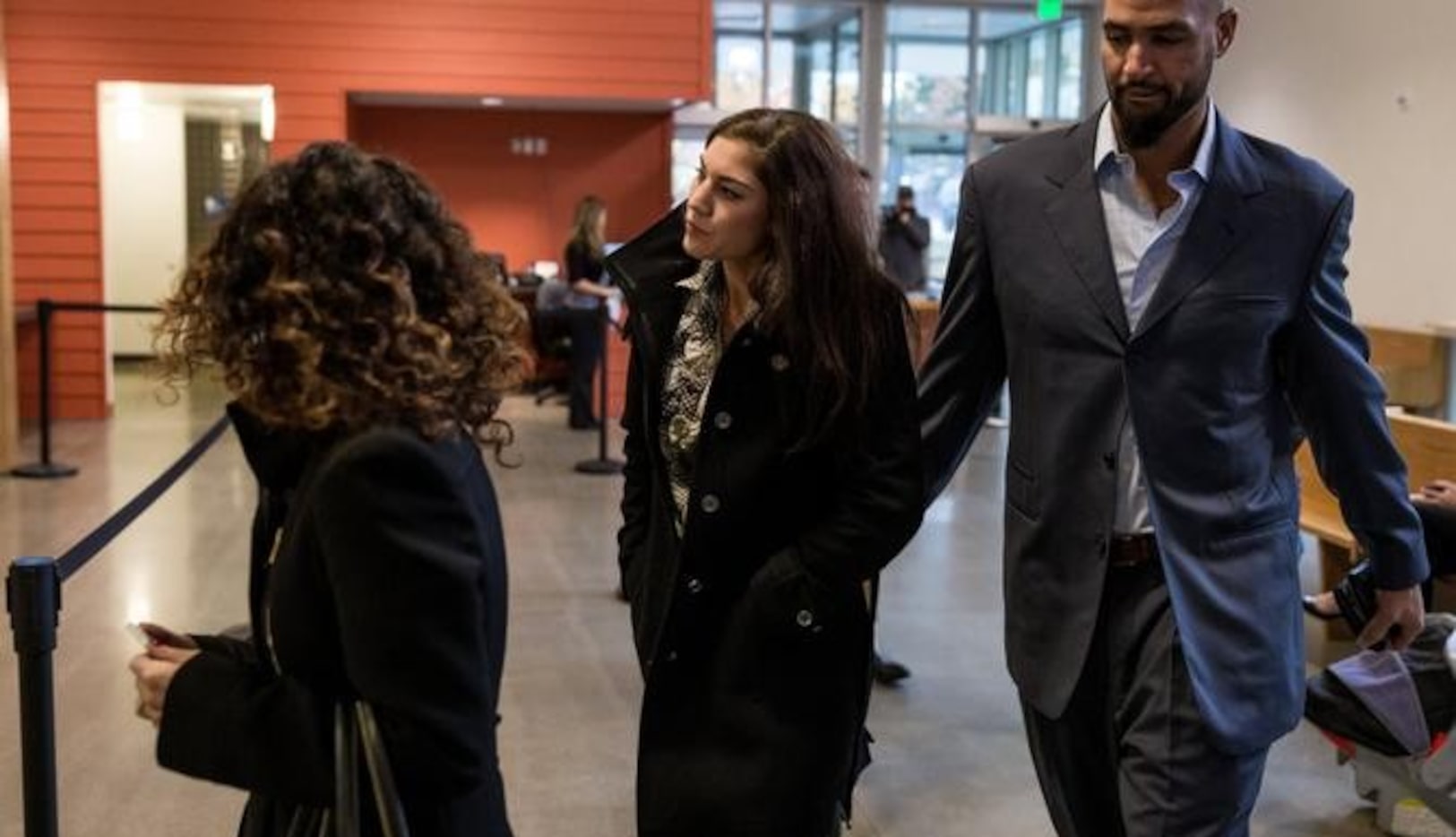 La portera de la selección nacional de futbol soccer de Estados Unidos Hope Solo (centro)...