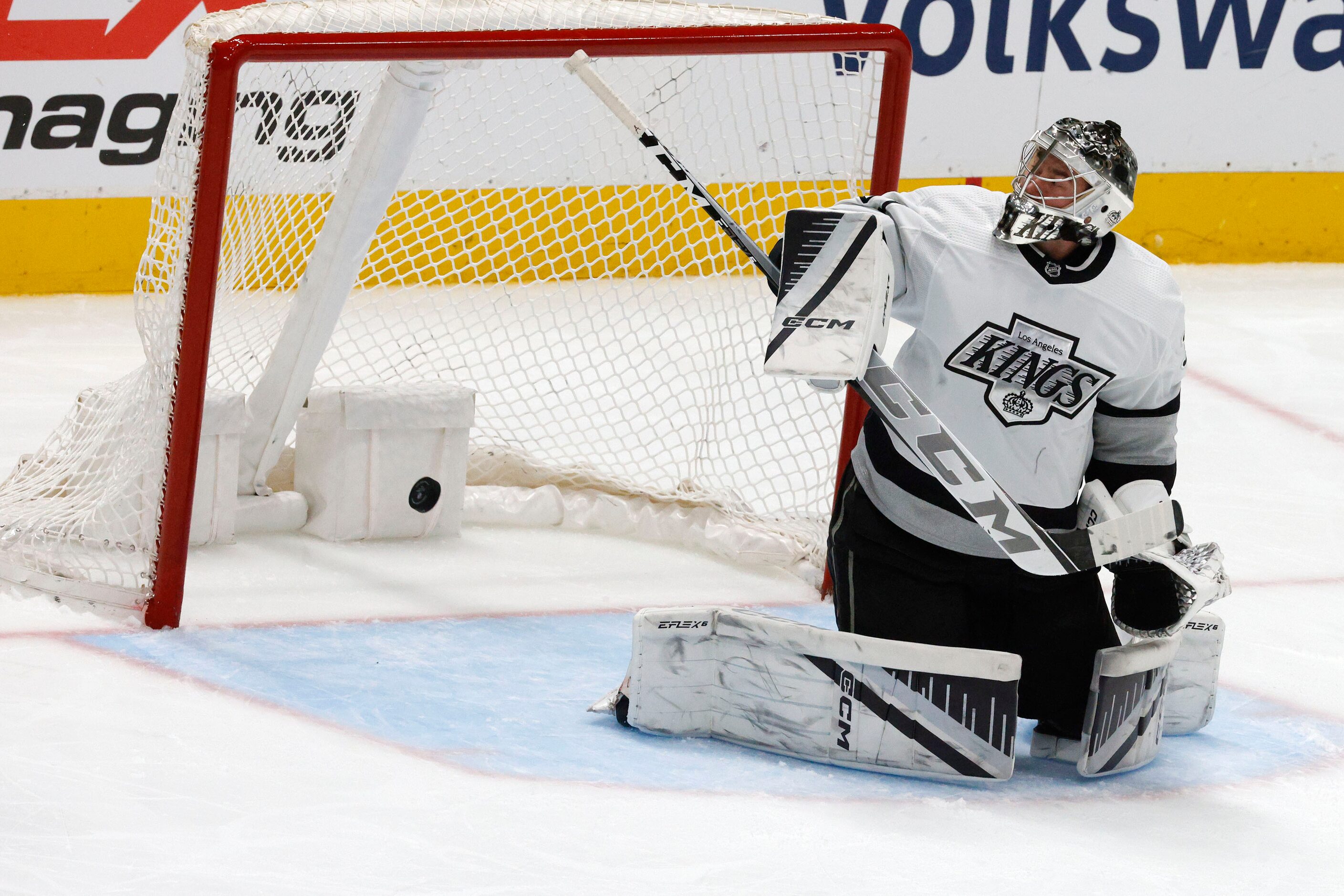 Los Angeles Kings goaltender David Rittich (31) cannot stops a shot by Dallas Stars center...