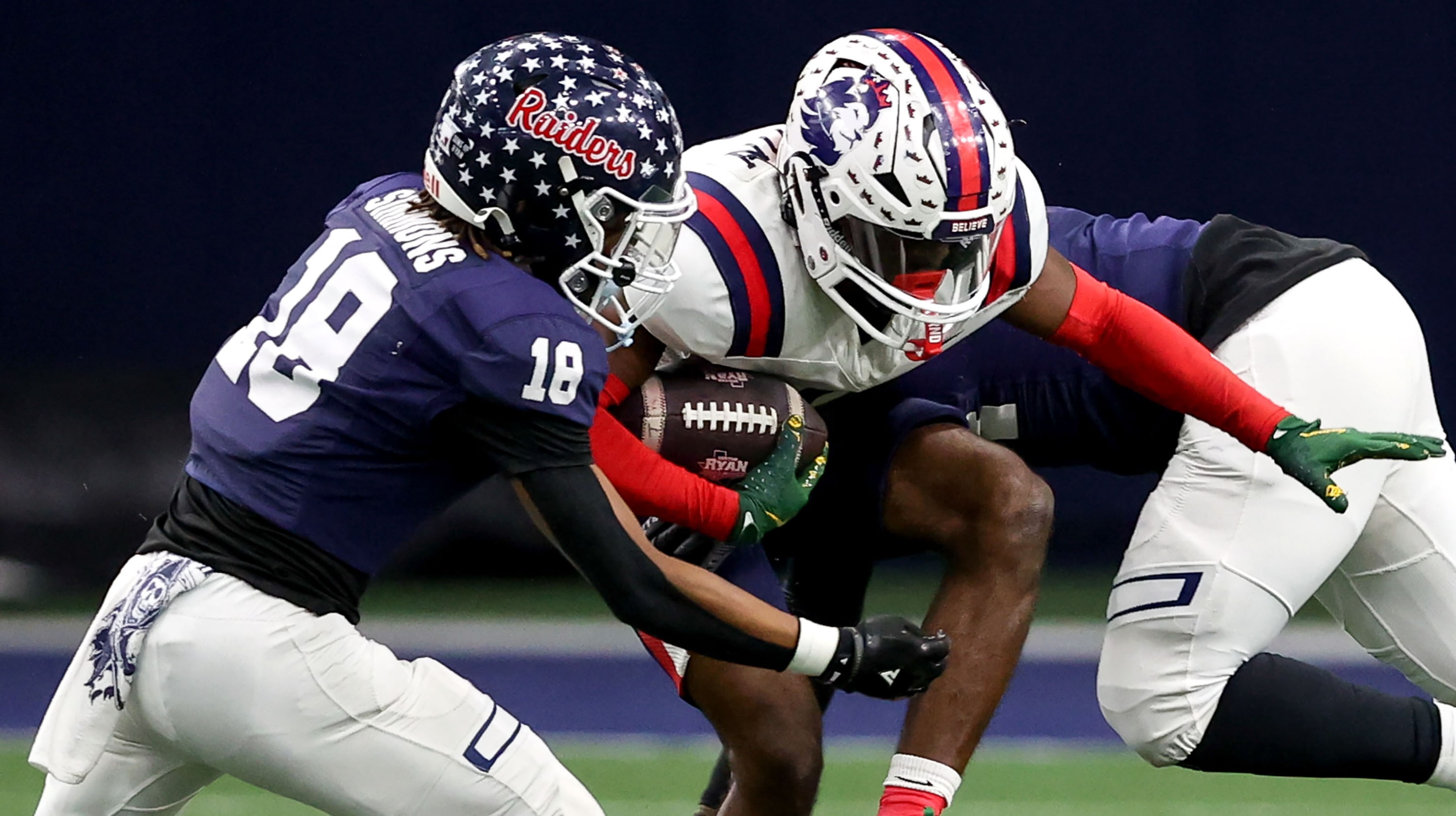 Richland wide receiver Jaylen Gordon (right) tries to avoid Denton Ryan defensive back Byran...