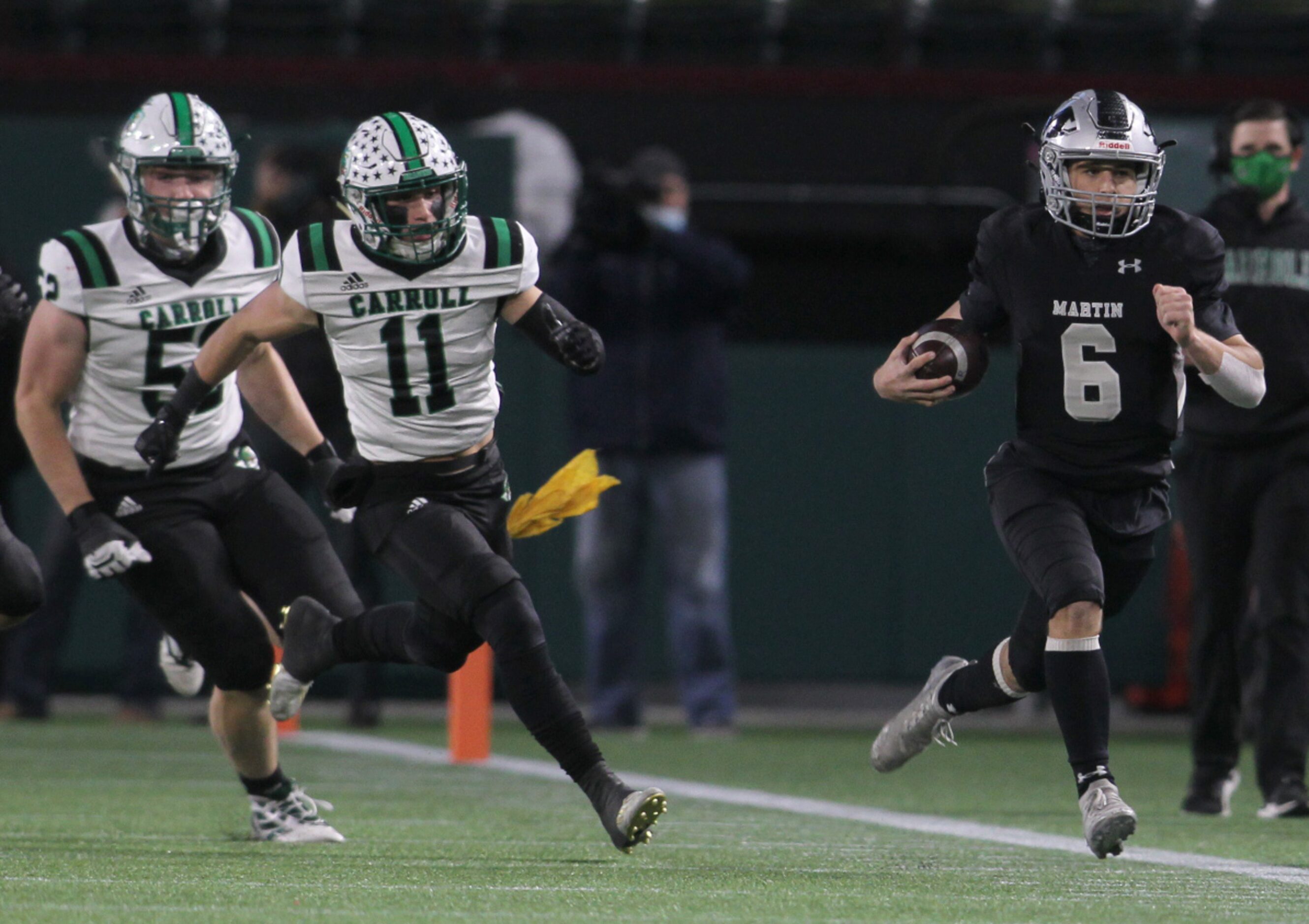 Arlington Martin quarterback Zach Mundell (6) scampers down the sideline for a big rushing...