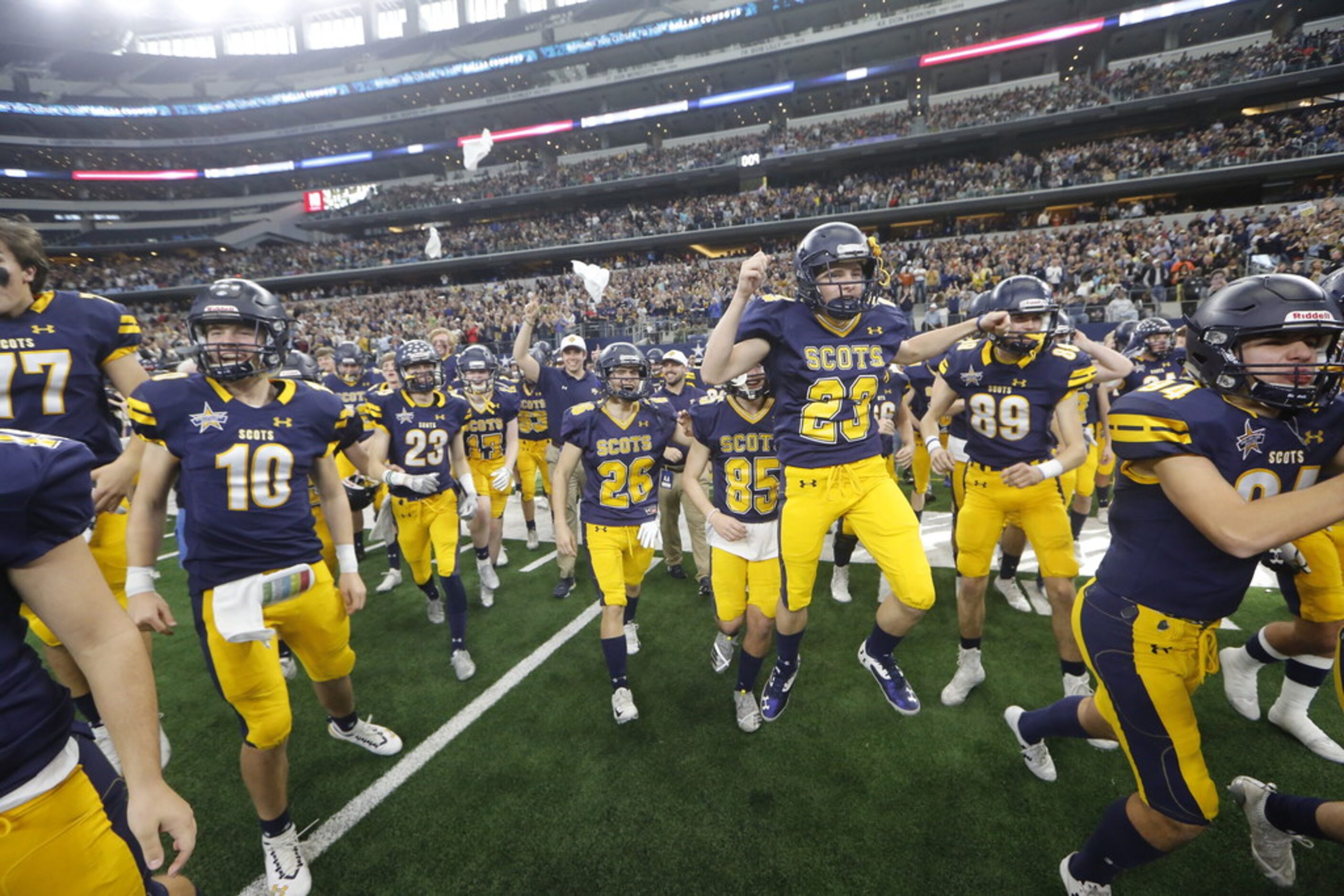 Highland Park celebrates beating Shadow Creek 27-17 to win the Class 5A Division I football...